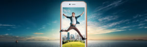 Person springt aus Smartphone in Offline-Welt
