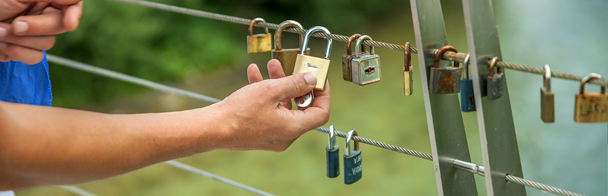 Schlösser als Symbol für sichere Beziehungen