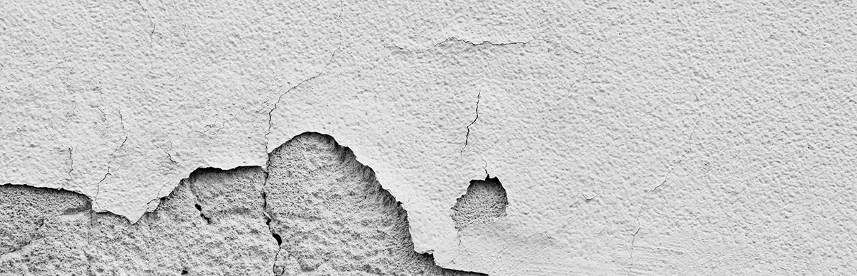 Wand mit Putz und Rissen