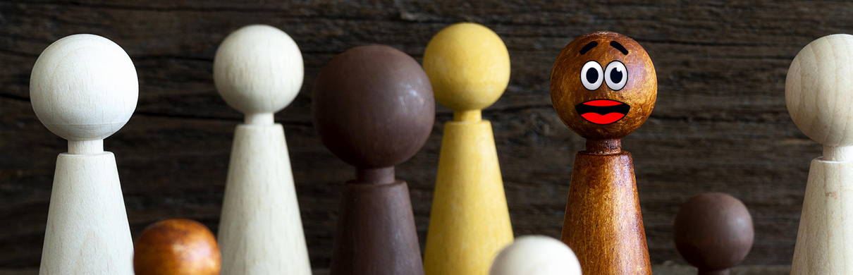 Holzfiguren mit schockiertem Gesicht