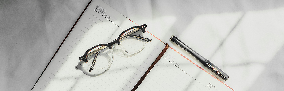 Brille auf Notizbuch